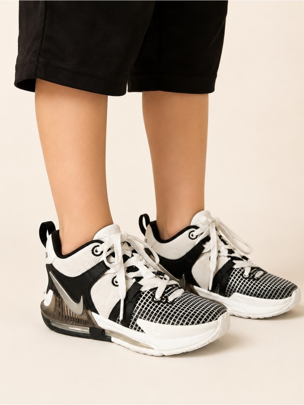 Unisex Nike Lebron Witness White Black Size 3.5 Y Great Condition No Box